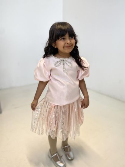 صورة طقم تيور وبلوزة لؤلؤية وفينكة كرستال وتنوره دانتيل فرنسي